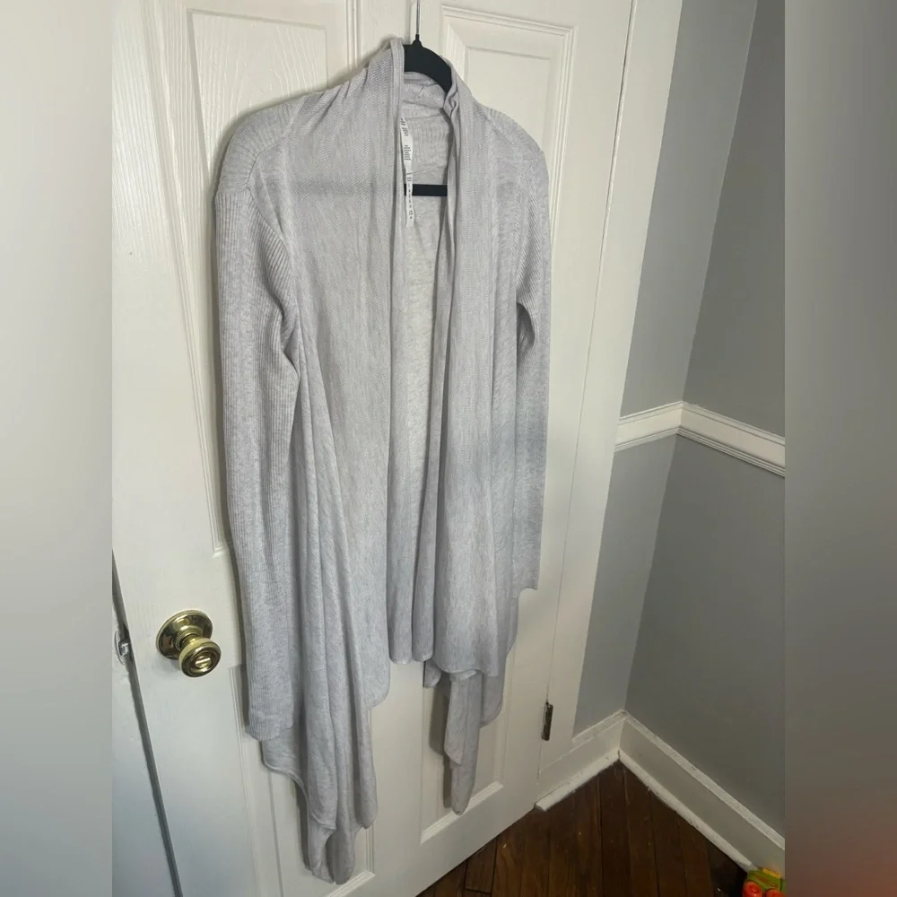 Lululemon Universal Wrap – Size 6 | Light Heather Grey | Cashmere-Blend